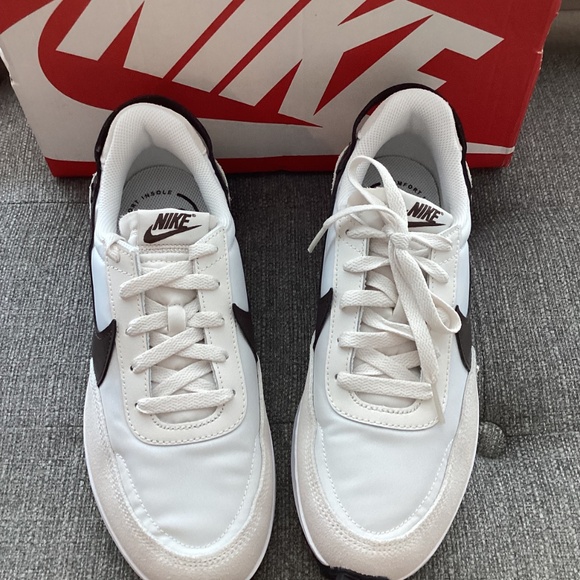 Nike Waffle Debut Sneaker (Women) 9.5M - Picture 2 of 12